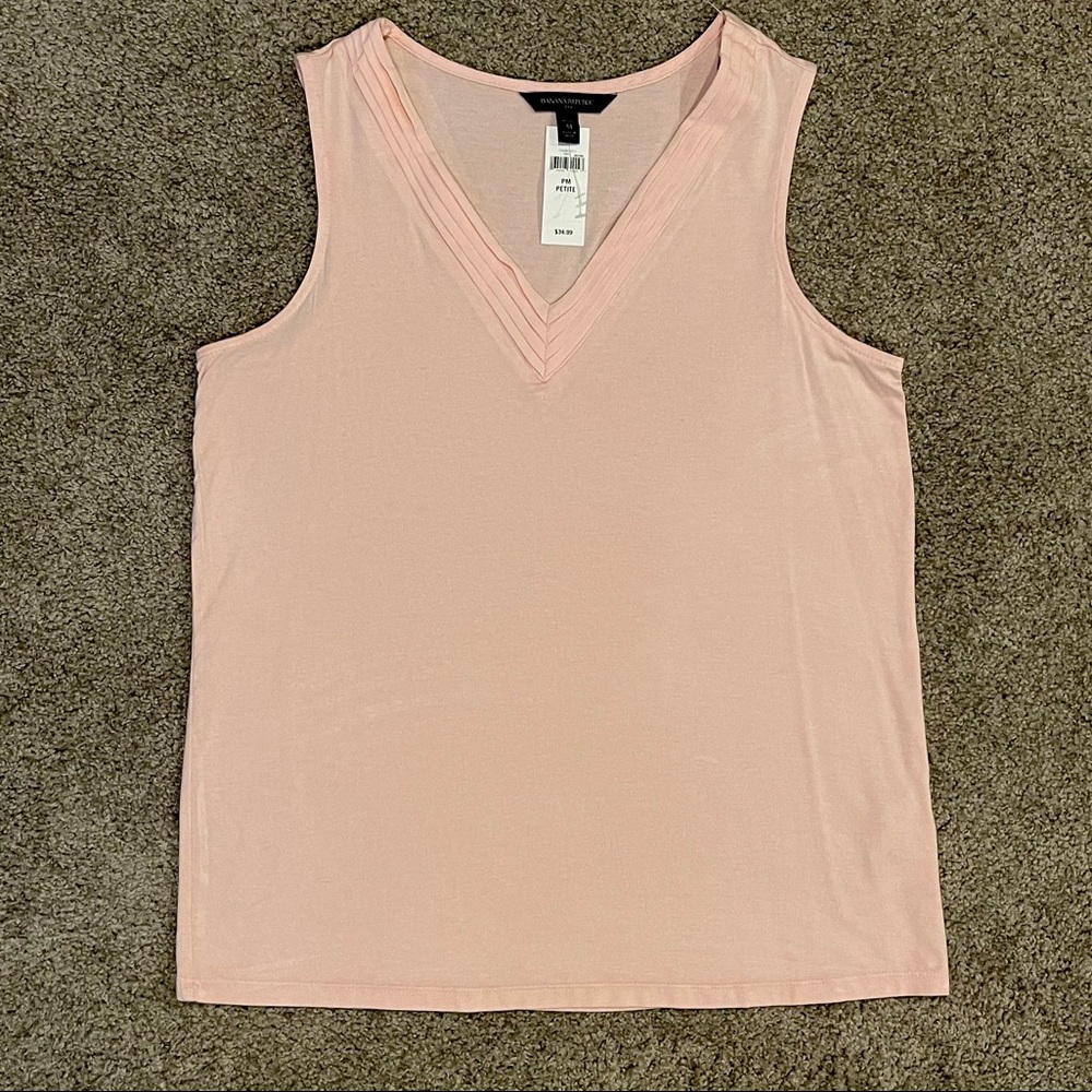 NWT. Banana Republic Factory V-Neck Sleeveless Blouse. Baby Pink. Sz M Petite.